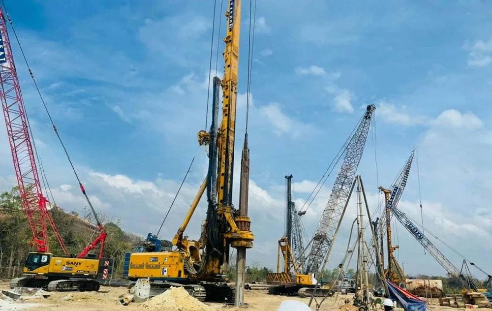 Máy móc làm việc liên tục đảm bảo về tiến độ